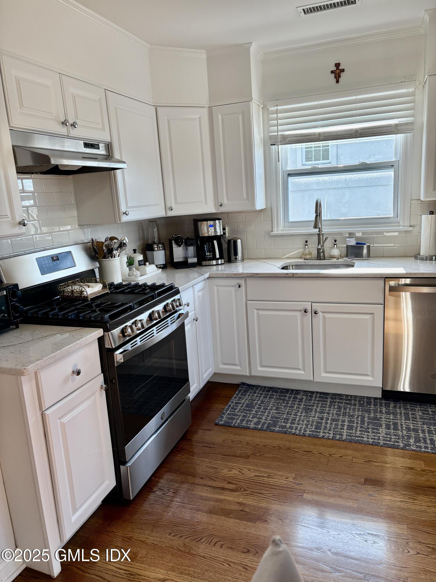 27 High Street, Unit B Greenwich, CT 06830 - Photo 3 of 31 Updated Kitchen