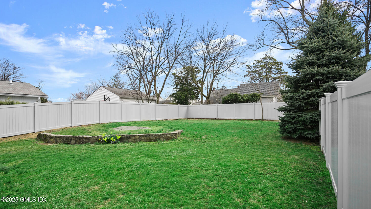 27 High Street, Unit B Greenwich, CT 06830 - Photo 29 of 31 Large Backyard