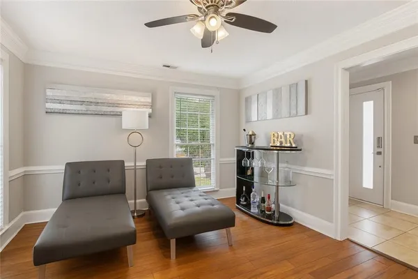 a livingroom with furniture and a ceiling fan