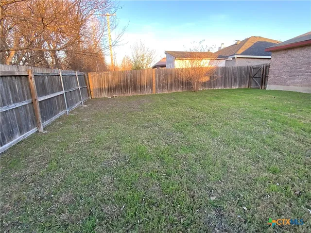 a view of a backyard