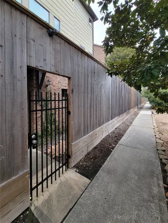 $2,900 | 1602 White Street, Houston, TX 77007