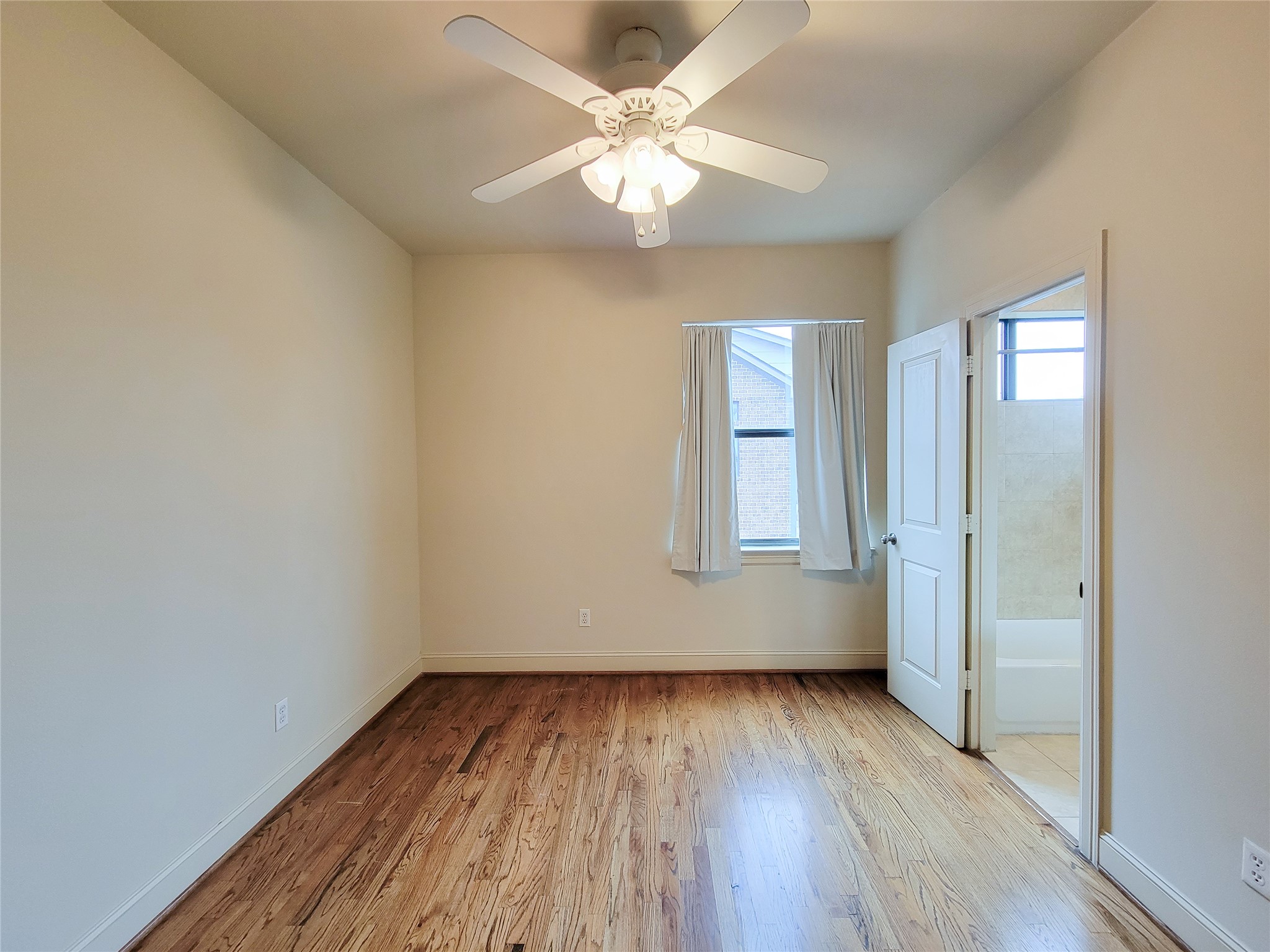 1602 White Street Houston, TX 77007 - Photo 25 of 41 an empty room with wooden floor and windows