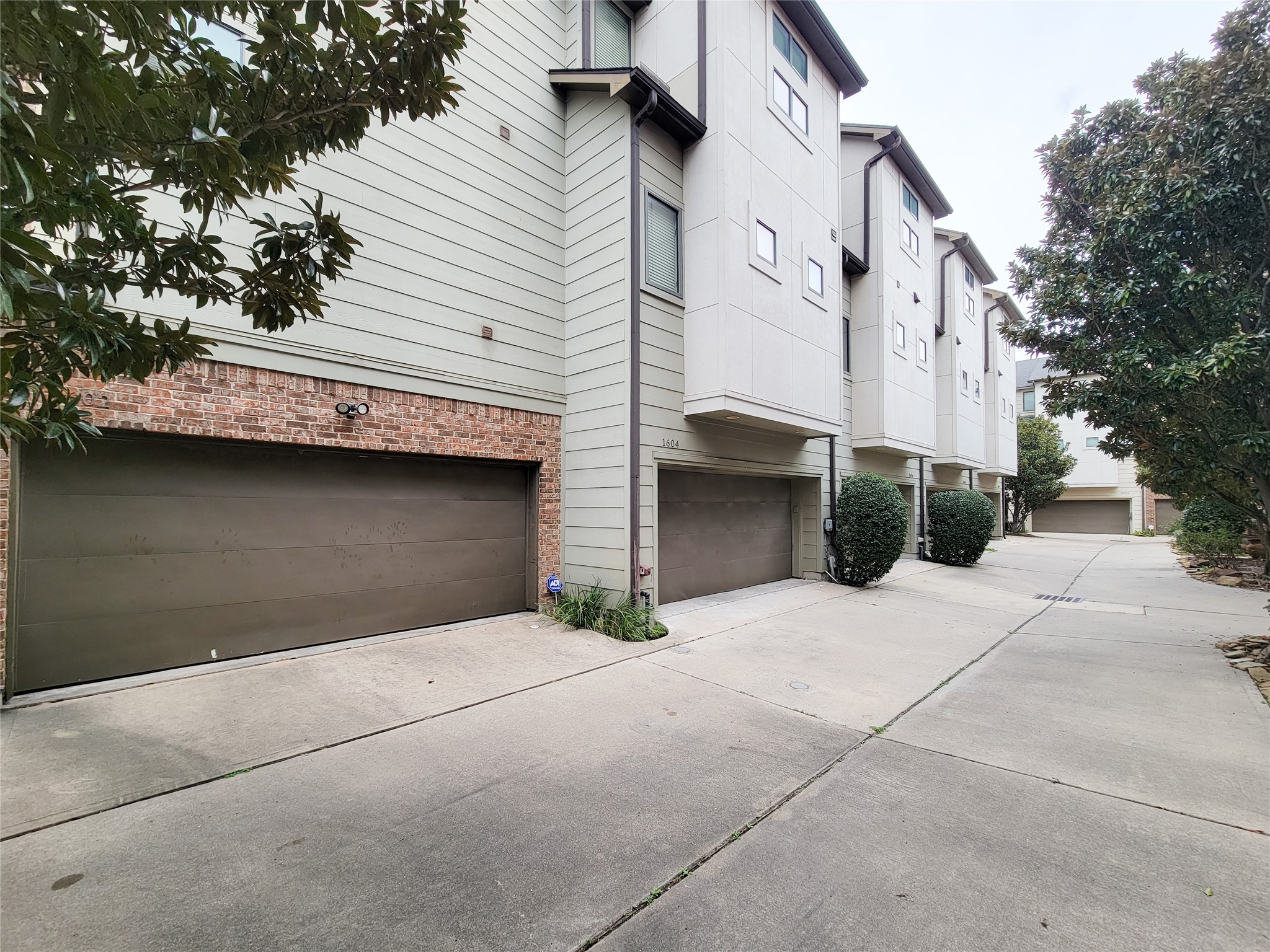 1602 White Street Houston, TX 77007 - Photo 40 of 41 a front view of a house with a garage