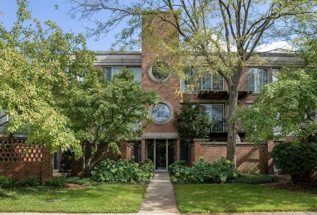 $475,000 | 5020 Arbor Lane, Unit 203, Northfield, IL 60093