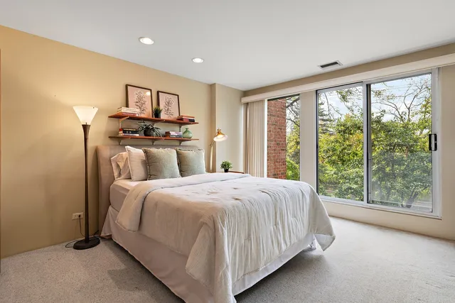 $475,000 | 5020 Arbor Lane, Unit 203, Northfield, IL 60093