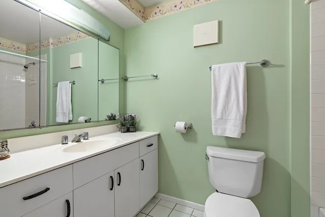 $475,000 | 5020 Arbor Lane, Unit 203, Northfield, IL 60093