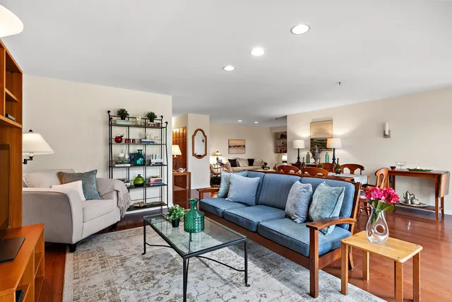 $475,000 | 5020 Arbor Lane, Unit 203, Northfield, IL 60093