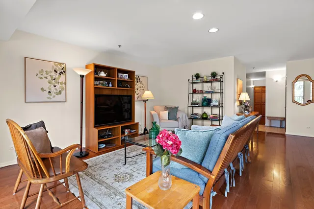 $475,000 | 5020 Arbor Lane, Unit 203, Northfield, IL 60093