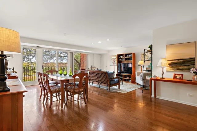 $475,000 | 5020 Arbor Lane, Unit 203, Northfield, IL 60093