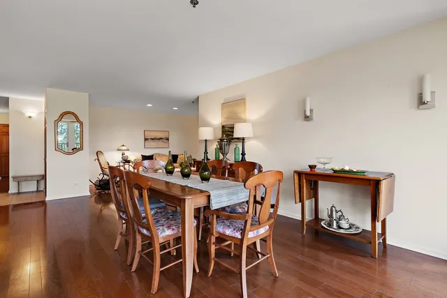 $475,000 | 5020 Arbor Lane, Unit 203, Northfield, IL 60093