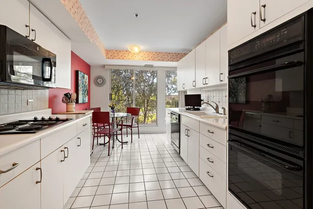 $475,000 | 5020 Arbor Lane, Unit 203, Northfield, IL 60093