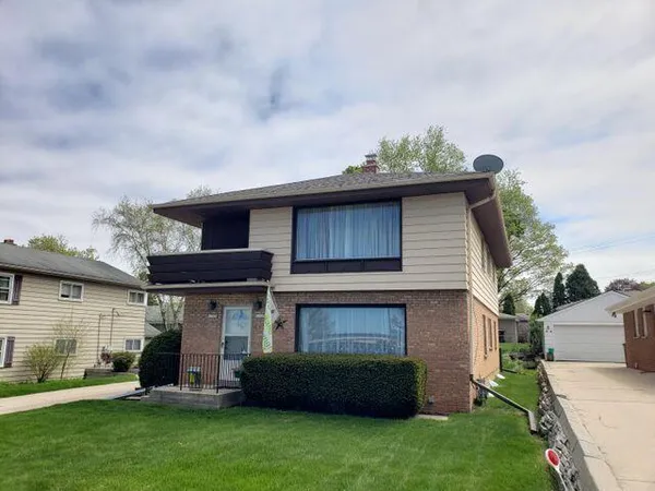 $1,695 | 11325 West Center Street, Wauwatosa, WI 53226