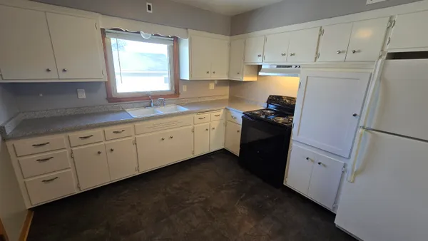 $1,695 | 11325 West Center Street, Wauwatosa, WI 53226