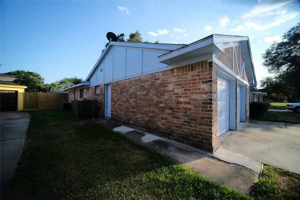 $2,000 | 12327 Bexley Drive, Houston, TX 77099