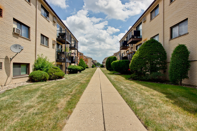 5113 North East River Road, Unit 2C Chicago, IL 60656 - Photo 2 of 6