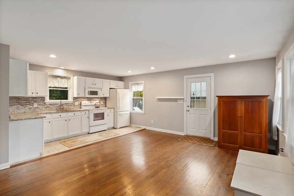 17 Elm Road Westford, MA 01886 - Photo 3 of 24 Gallery Image 3