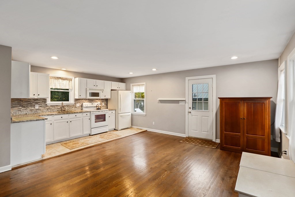 17 Elm Road Westford, MA 01886 - Photo 4 of 24 Gallery Image 4