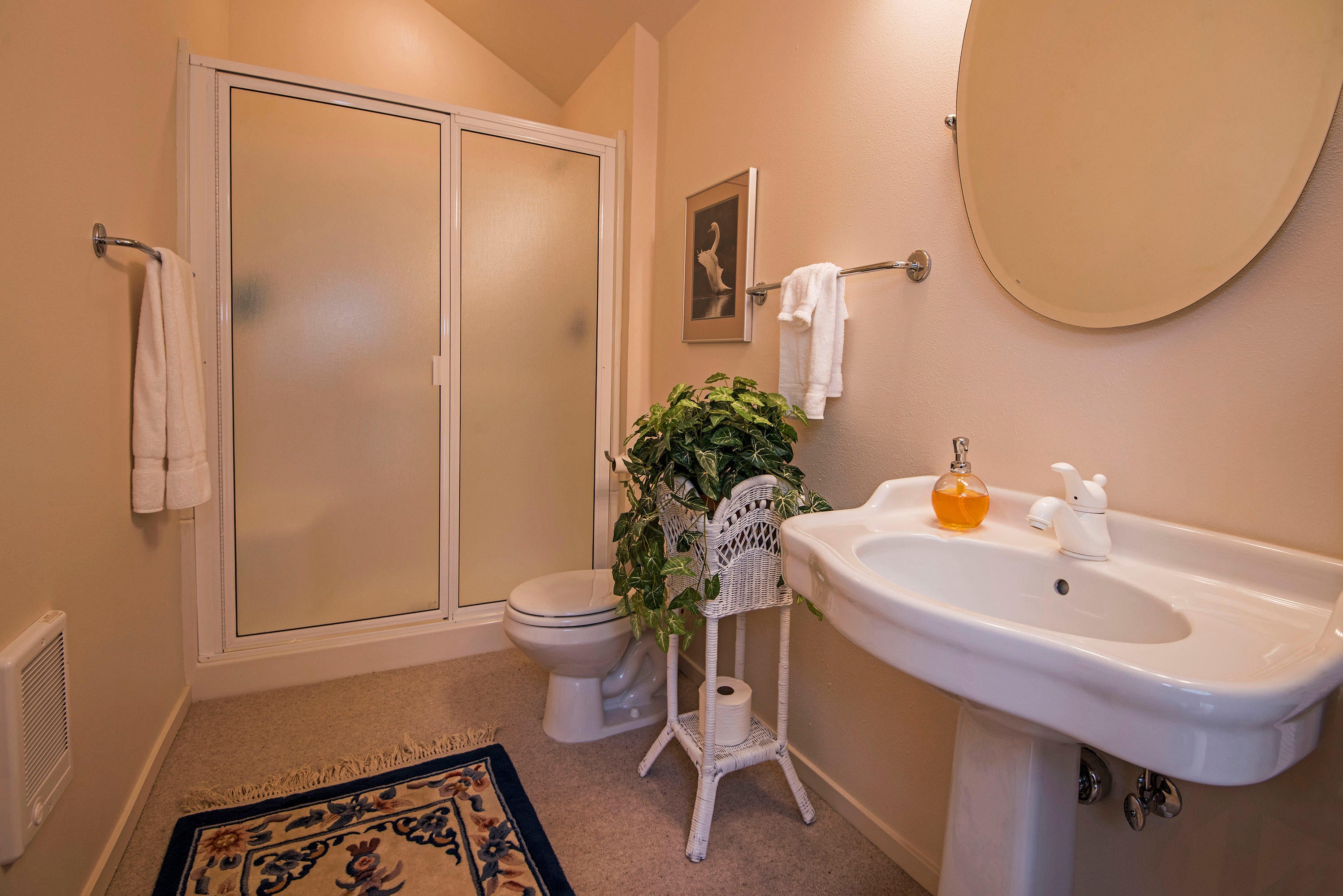 13853 Bishops Cap, Unit EM 29 Black Butte Ranch, OR 97759 - Photo 18 of 23 Full bath