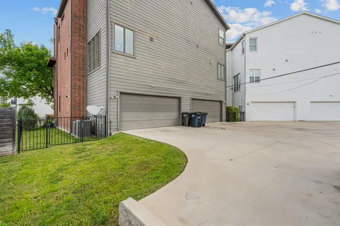 a view of a back yard of the house