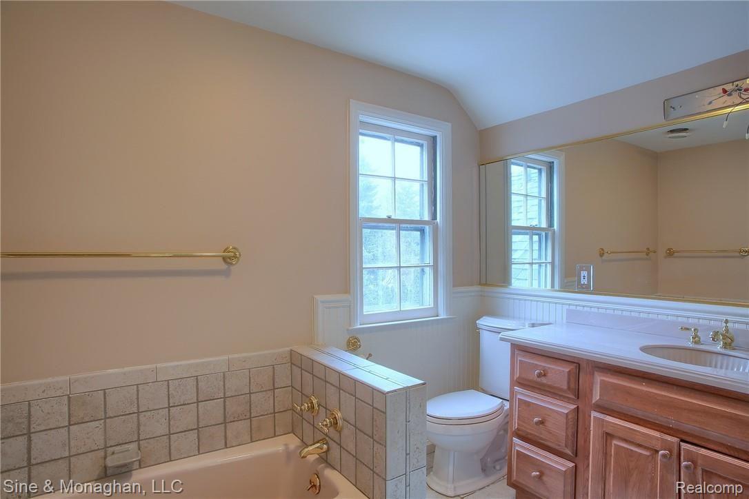 1022 Harvard Road Grosse Pointe, MI 48230 - Photo 23 of 36 25-Master Bathroom.jpg