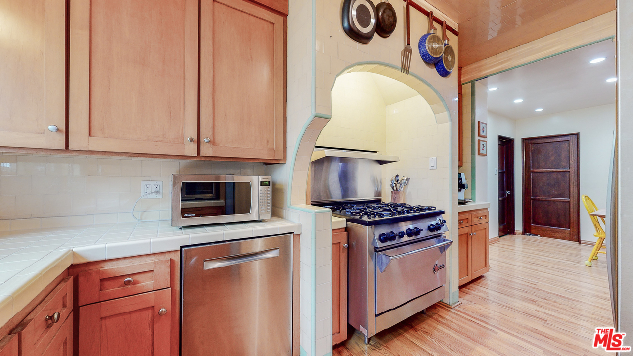 4410 Circle View Boulevard View Park, CA 90043 - Photo 16 of 50