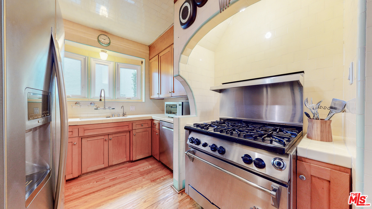 4410 Circle View Boulevard View Park, CA 90043 - Photo 17 of 50