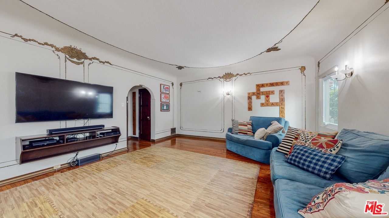 4410 Circle View Boulevard View Park, CA 90043 - Photo 23 of 50