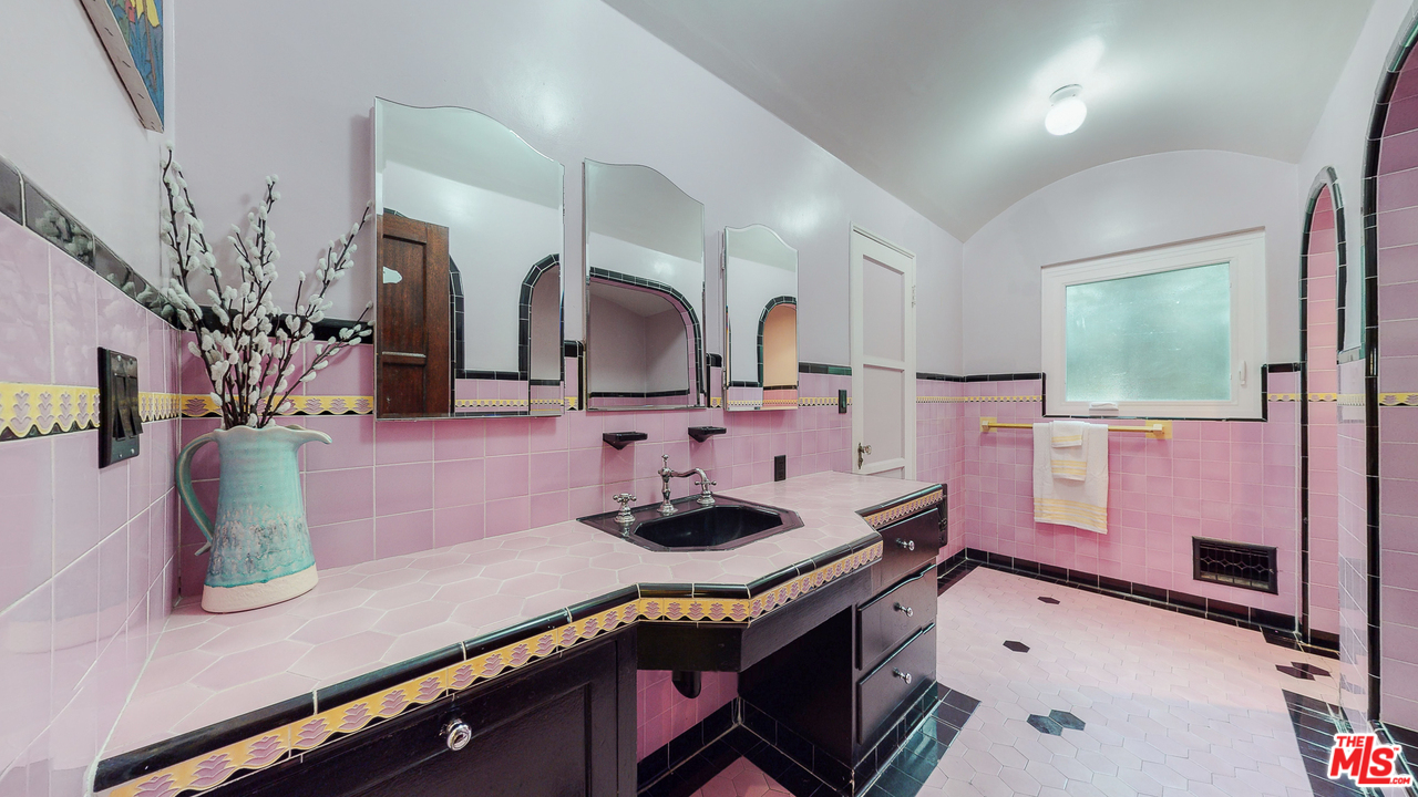 4410 Circle View Boulevard View Park, CA 90043 - Photo 26 of 50