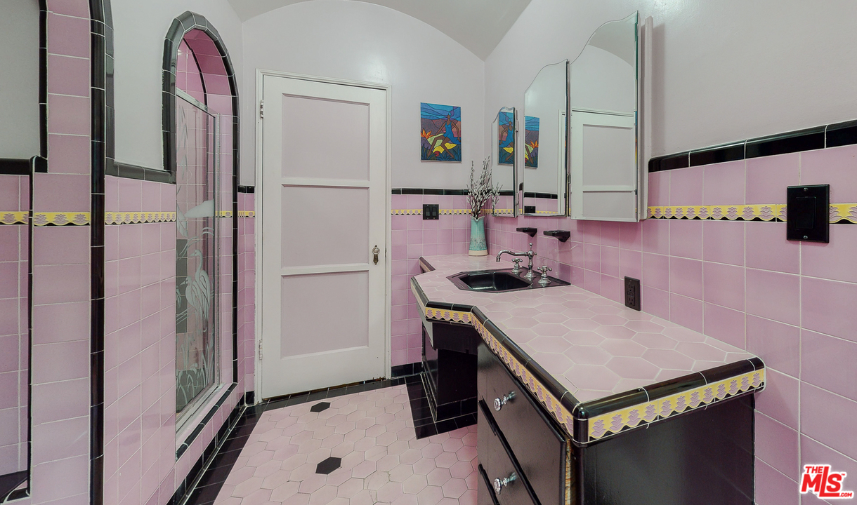 4410 Circle View Boulevard View Park, CA 90043 - Photo 27 of 50