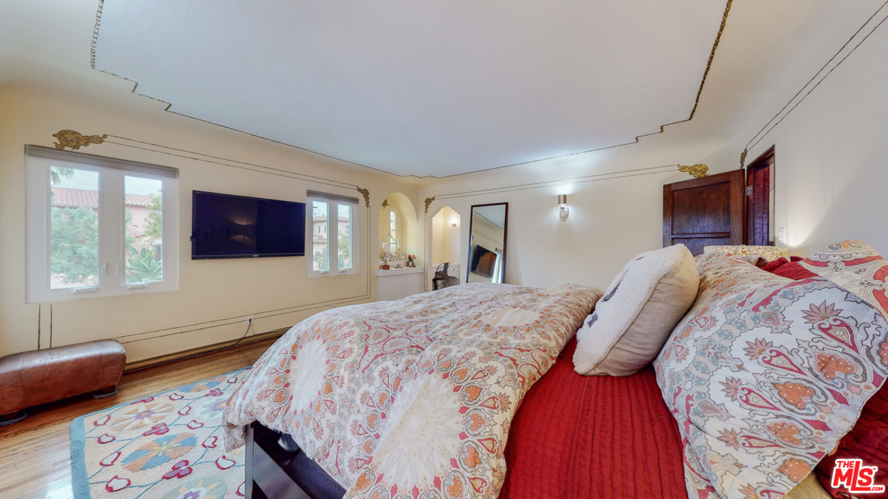 4410 Circle View Boulevard View Park, CA 90043 - Photo 35 of 50