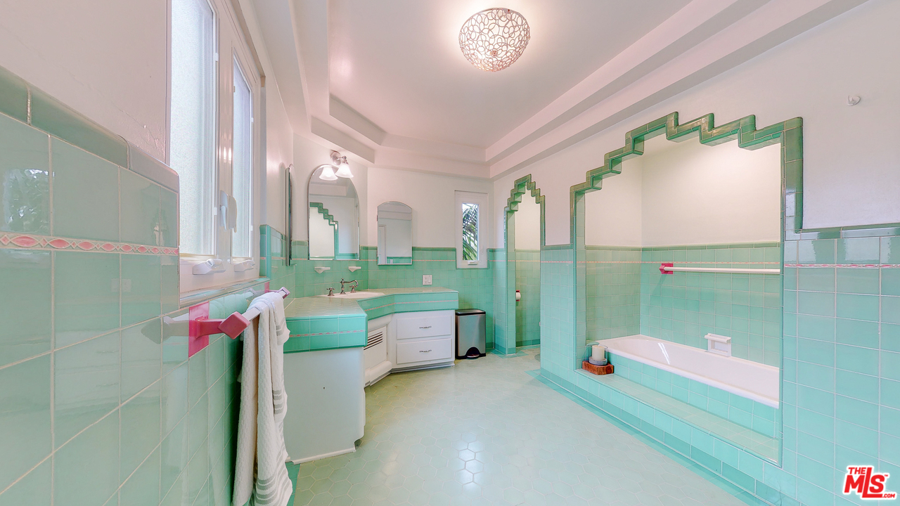 4410 Circle View Boulevard View Park, CA 90043 - Photo 37 of 50