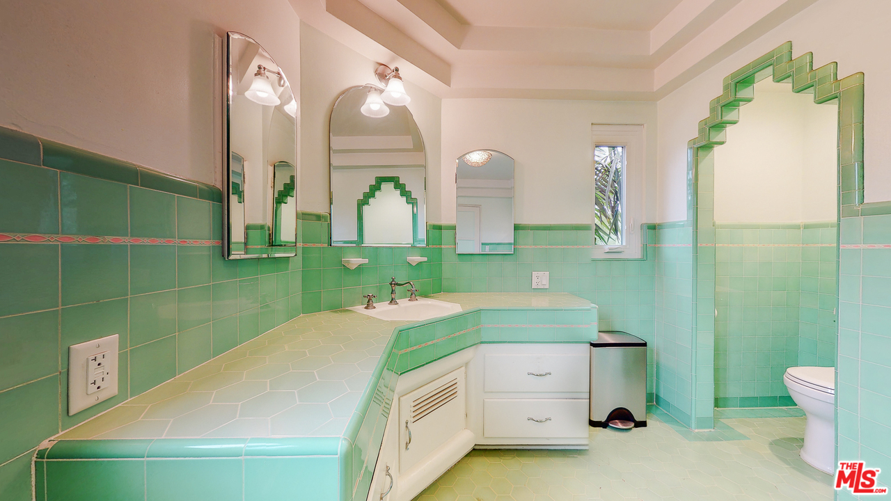 4410 Circle View Boulevard View Park, CA 90043 - Photo 38 of 50