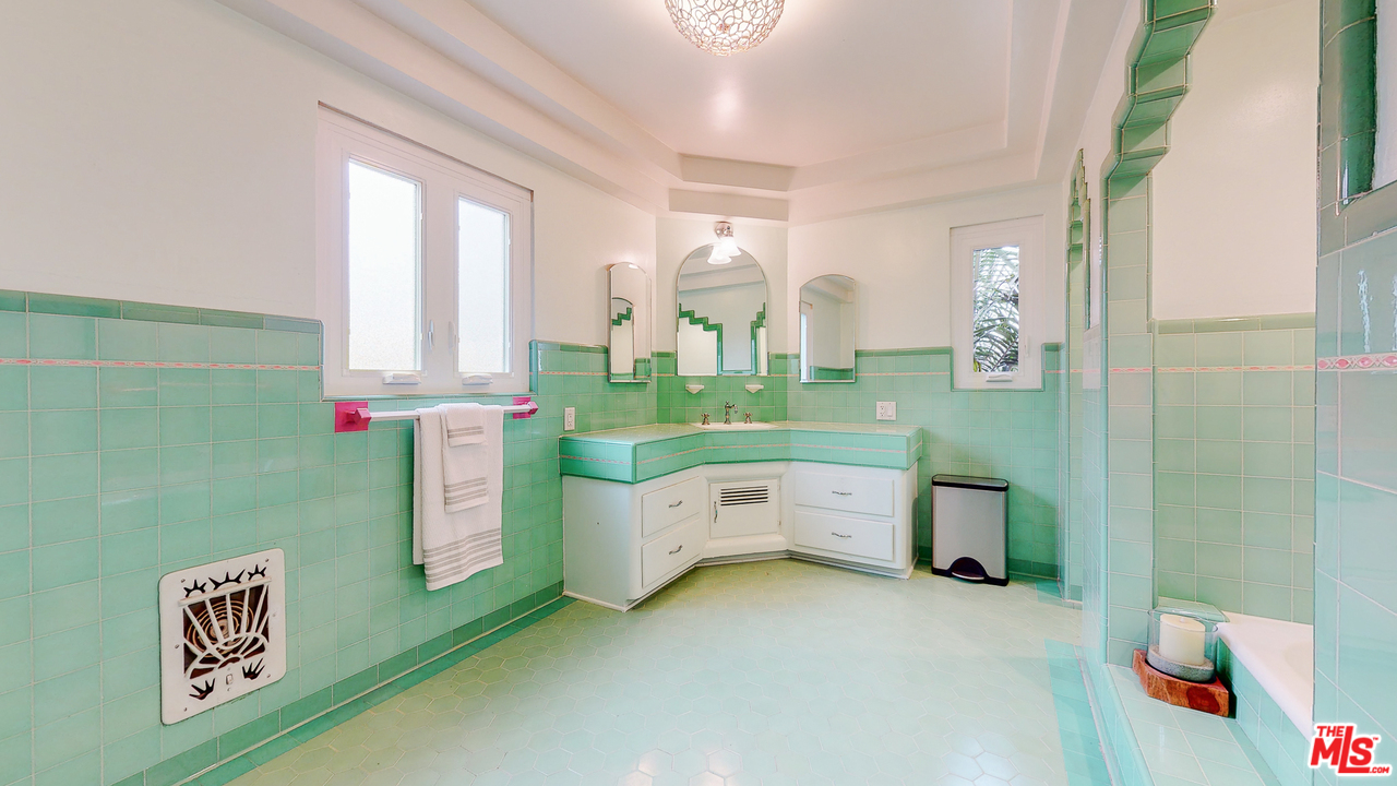 4410 Circle View Boulevard View Park, CA 90043 - Photo 40 of 50