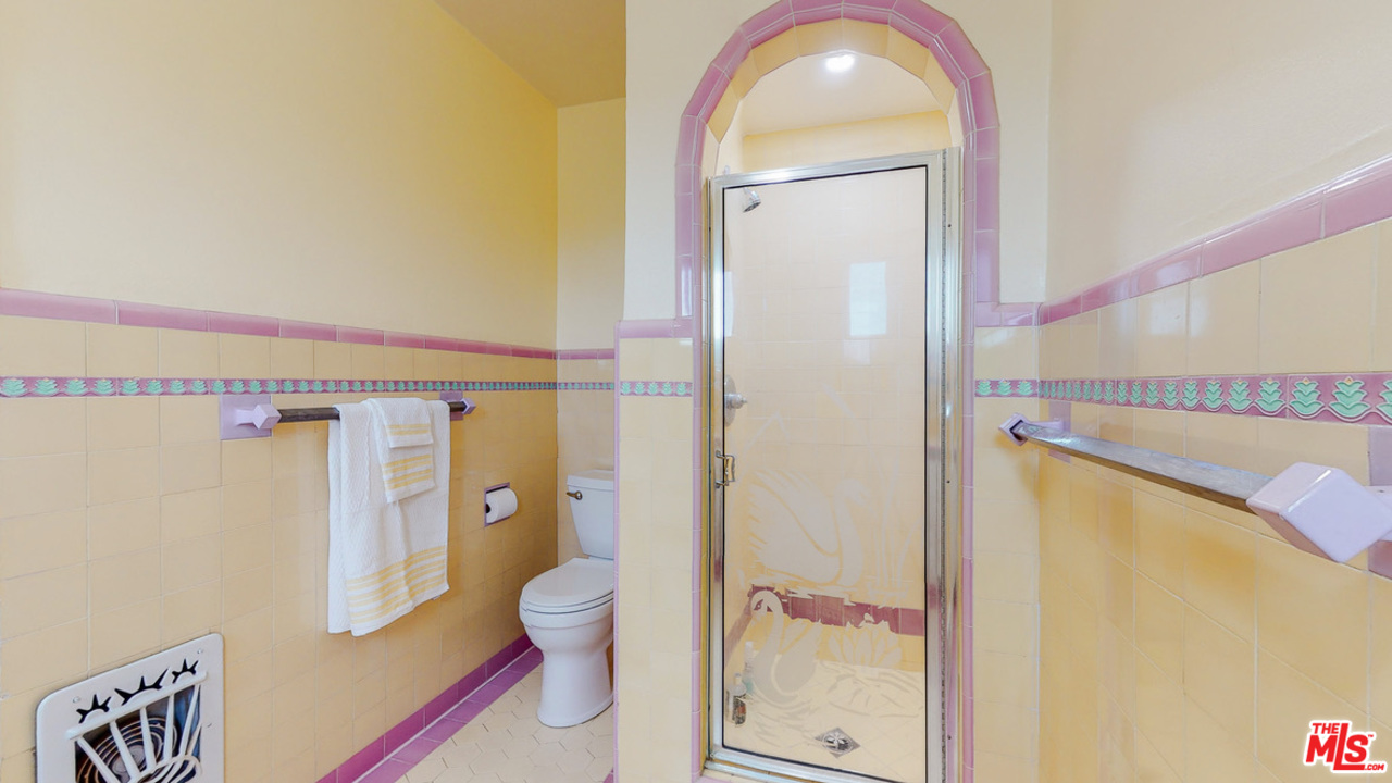 4410 Circle View Boulevard View Park, CA 90043 - Photo 45 of 50