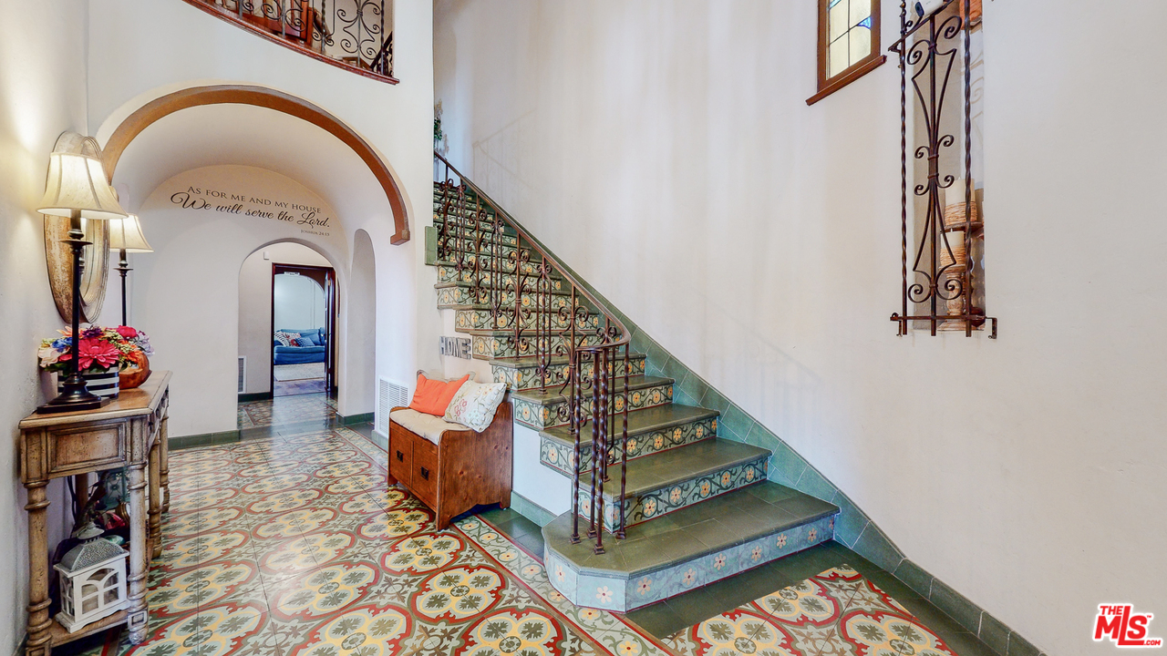 4410 Circle View Boulevard View Park, CA 90043 - Photo 9 of 50