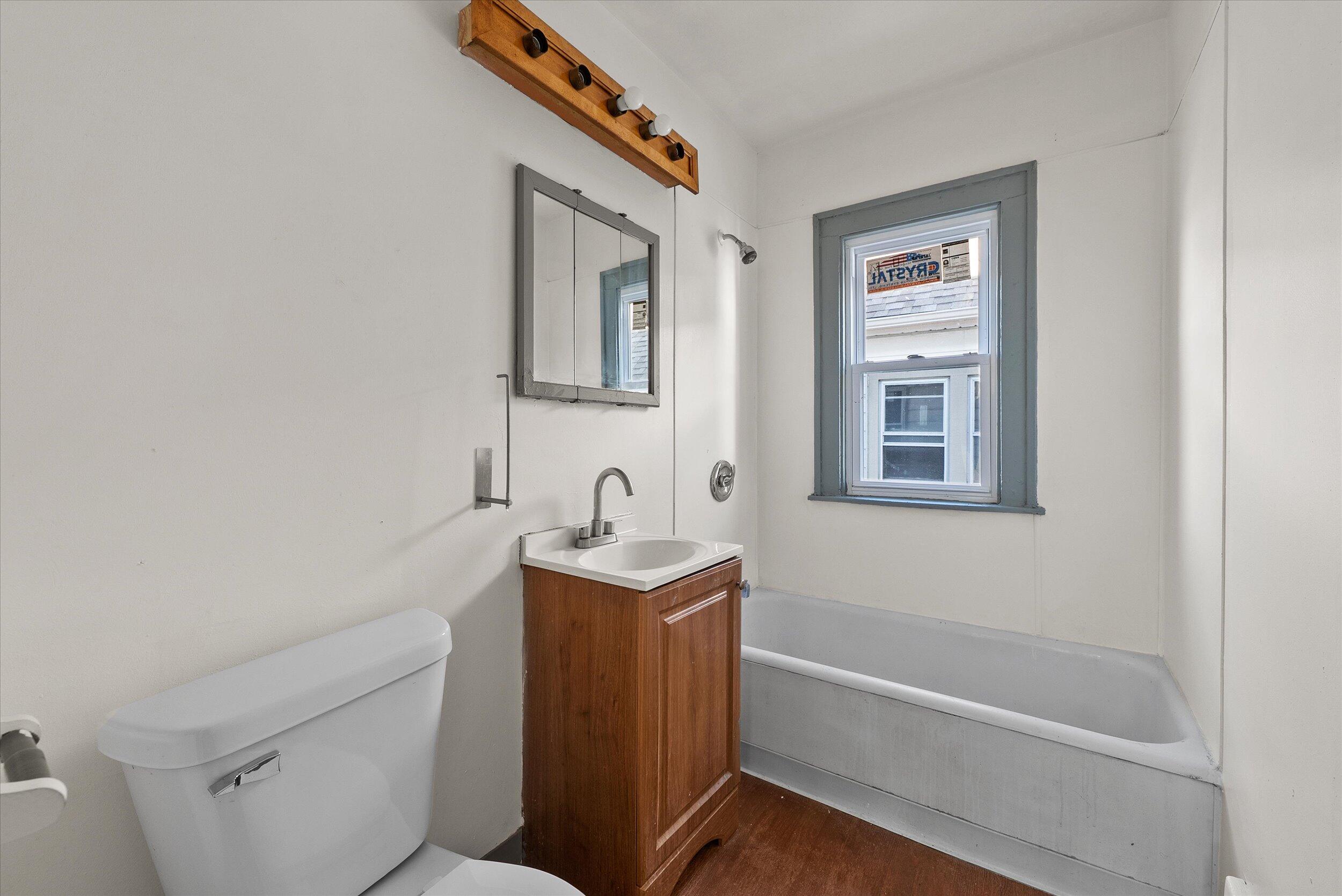 3905 North 13th Street, Unit 3907 Milwaukee, WI 53206 - Photo 26 of 44 26-Upper Bathroom