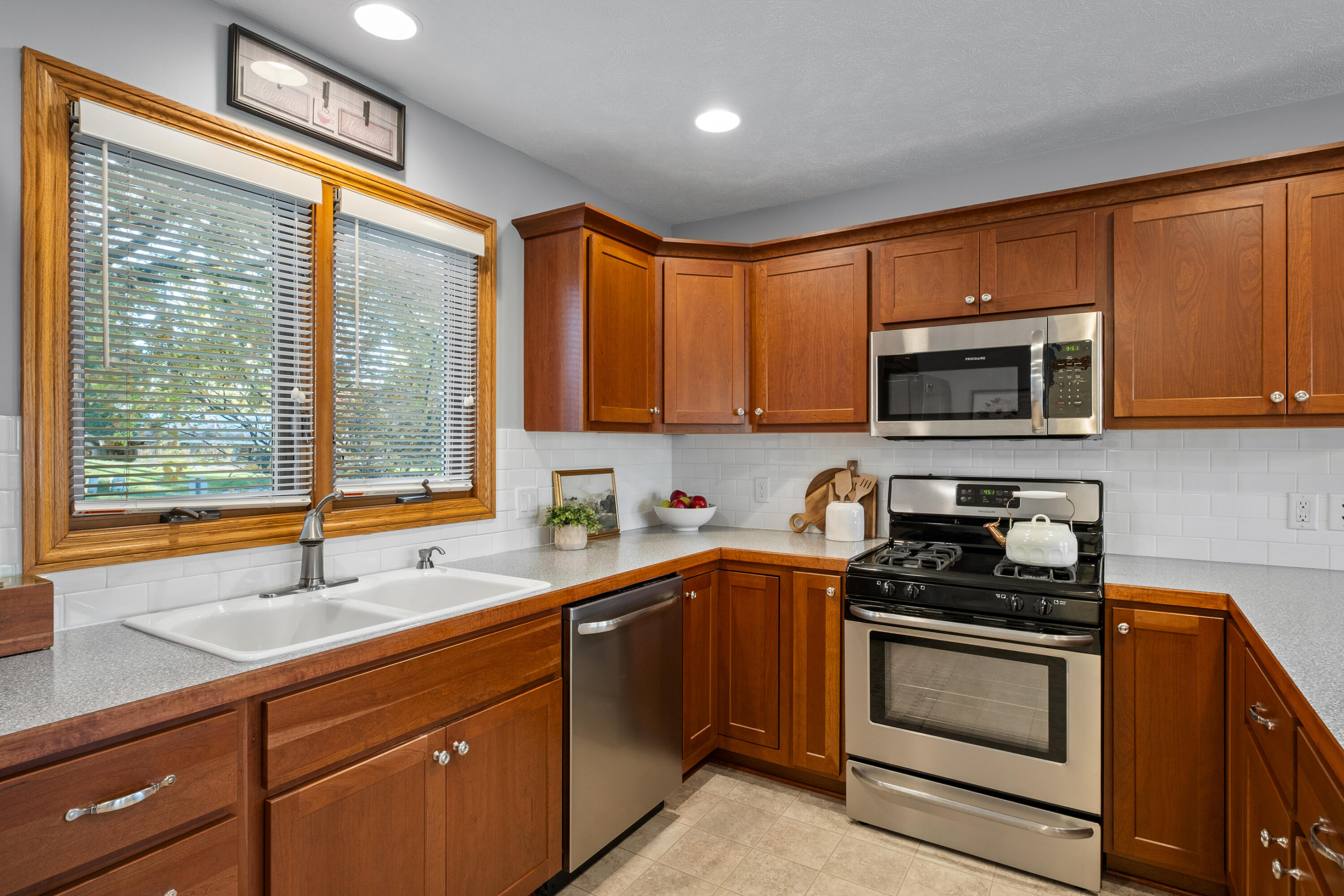 3665 Jason Ridge Lane Southwest Grand Rapids, MI 49534 - Photo 6 of 27 Kitchen
