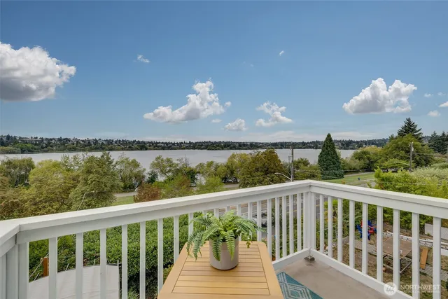 $1,900,000 | 5822 East Green Lake Way North, Seattle, WA 98103