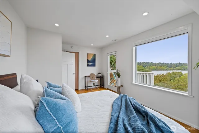 $1,900,000 | 5822 East Green Lake Way North, Seattle, WA 98103