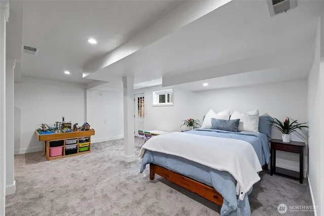 $1,900,000 | 5822 East Green Lake Way North, Seattle, WA 98103