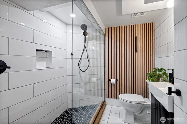 $1,900,000 | 5822 East Green Lake Way North, Seattle, WA 98103