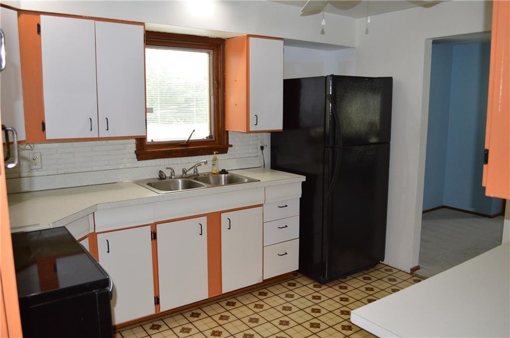 47 Greenview Drive McKees Rocks, PA 15136 - Photo 3 of 14