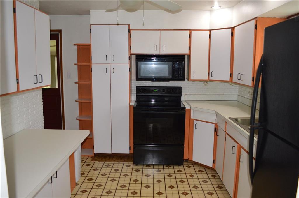 47 Greenview Drive McKees Rocks, PA 15136 - Photo 4 of 14