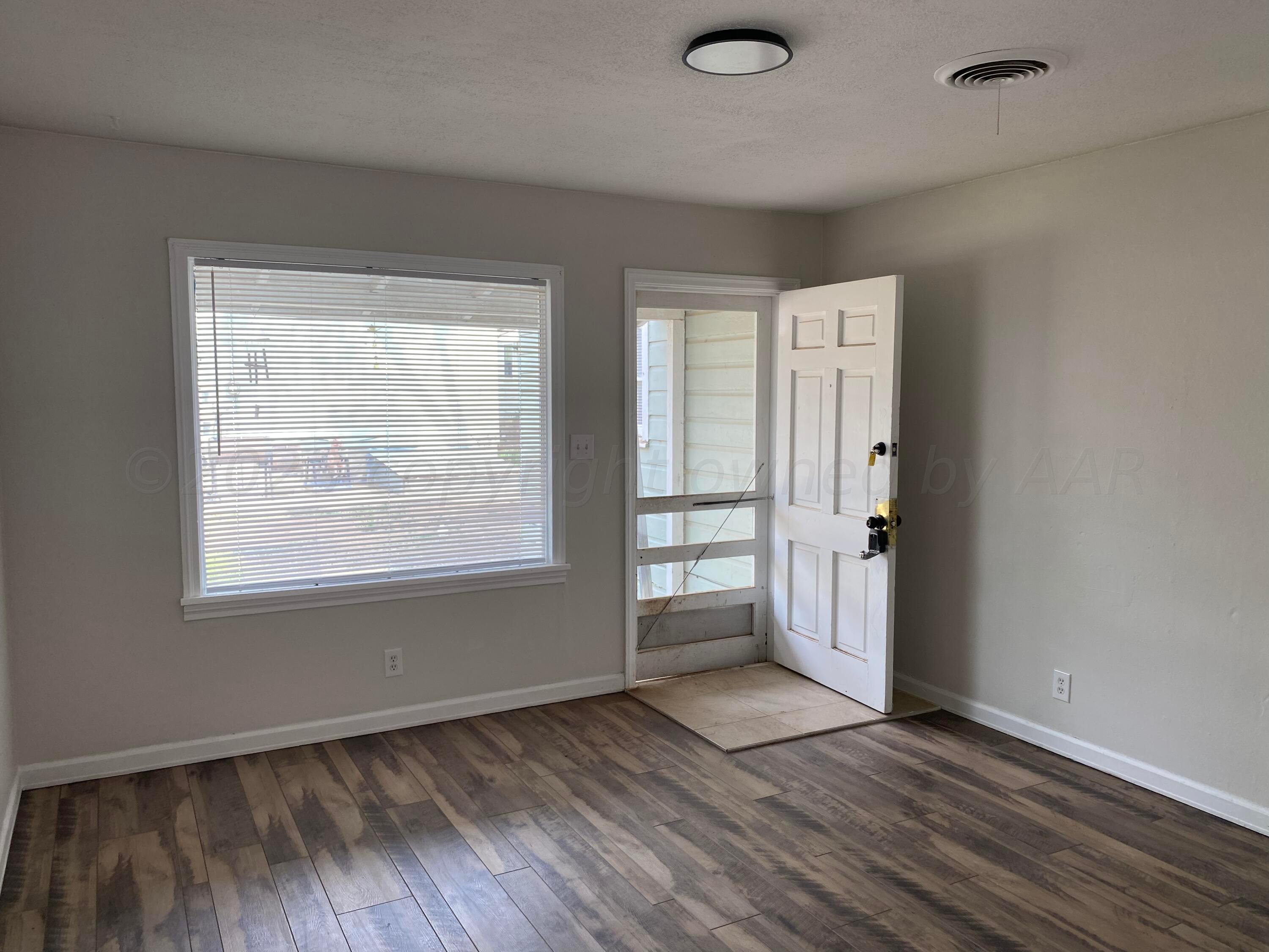 108 North Prospect Street Amarillo, TX 79106 - Photo 4 of 13 LR from kitchen