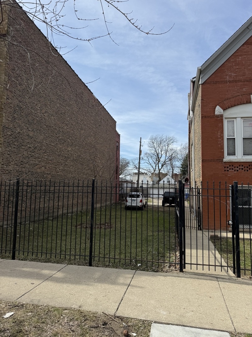 830 North Springfield Avenue Chicago, IL 60651 - Photo 4 of 31 a view of a building from a terrace