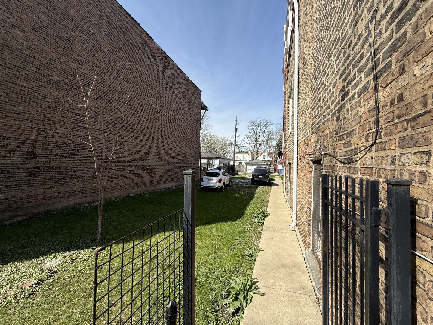 830 North Springfield Avenue Chicago, IL 60651 - Photo 5 of 31 a view of a pathway both side of building