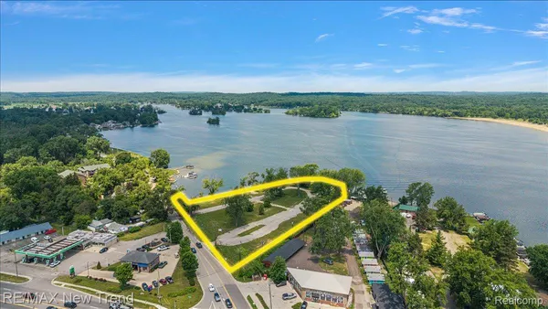 $1,690,000 | 8300 Pontiac Lake Road, White Lake, MI 48386