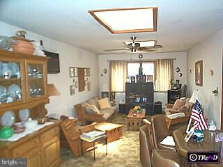 36 Old Pond Road Levittown, PA 19057 - Photo 2 of 4 Gallery Image 2