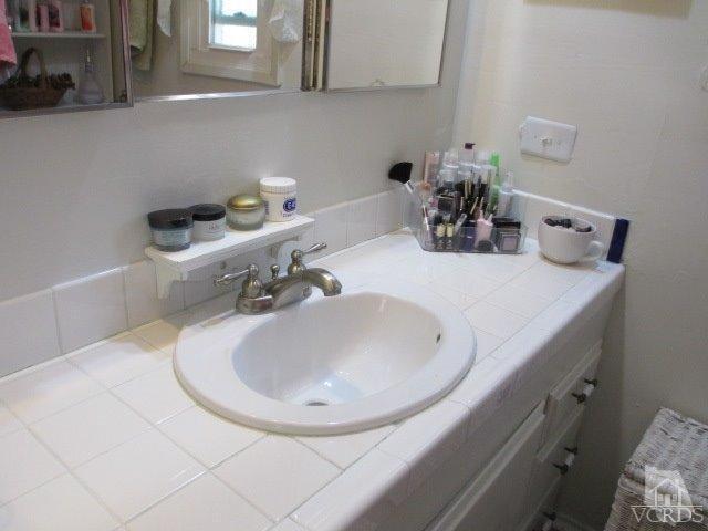1225 South Rice Road, Unit 5 Ojai, CA 93023 - Photo 21 of 41 a bathroom with a sink and a mirror