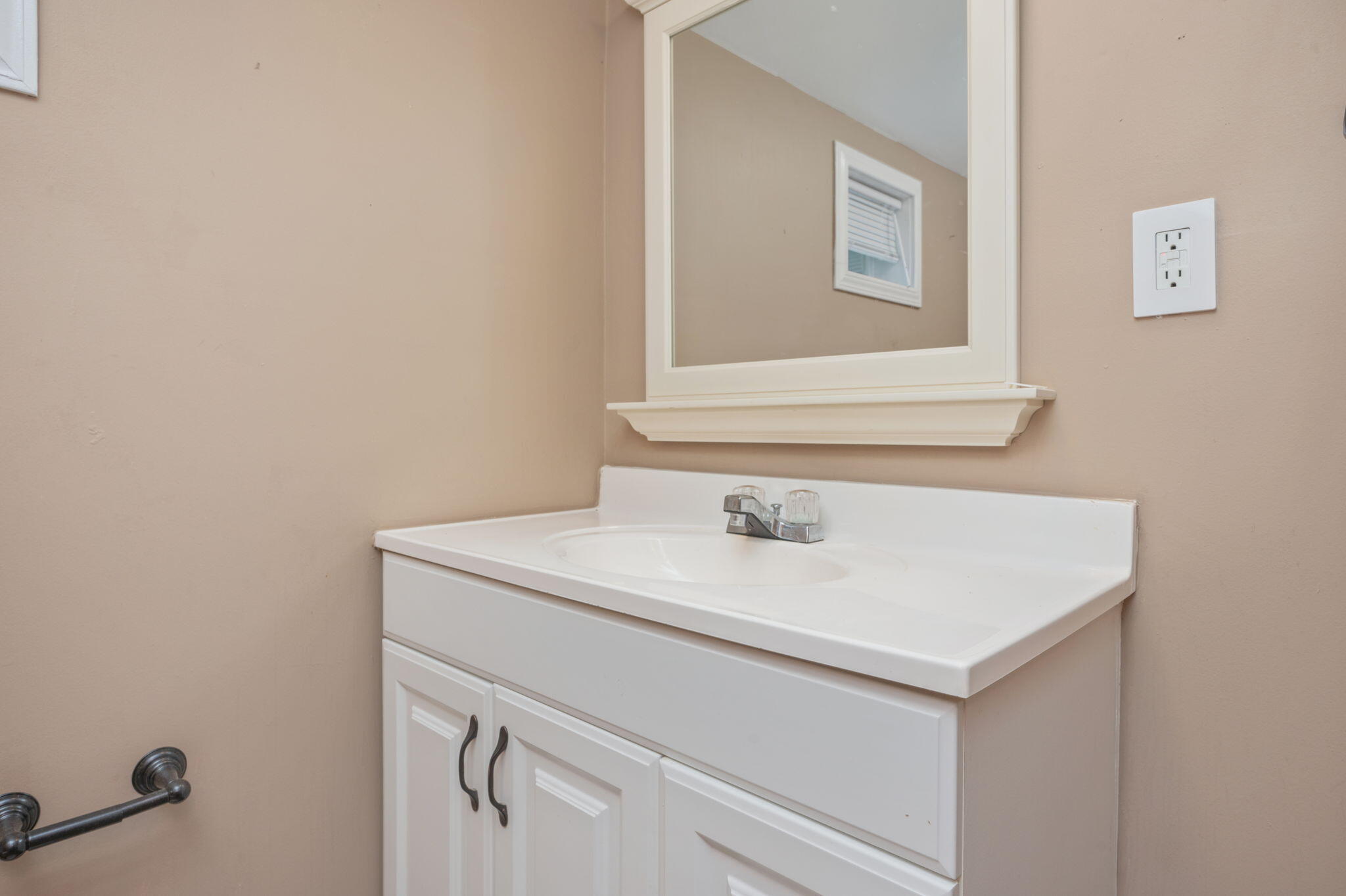 346 Crescent Drive DeFuniak Springs, FL 32435 - Photo 25 of 32 a bathroom with a sink and vanity